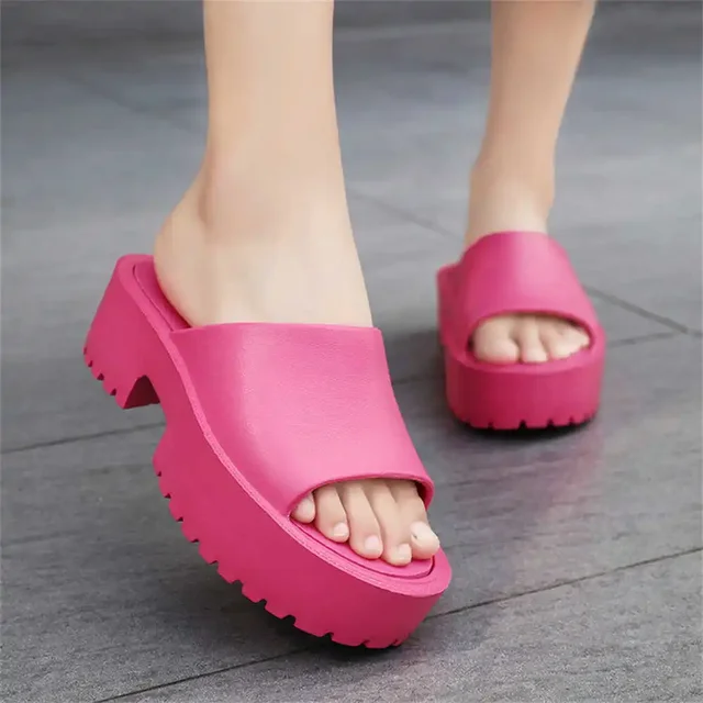 편안함과 스타일을 겸비한 플랫폼 슬리퍼 샌들