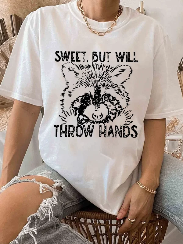 

Sweet But Will Throw Hands Slogan Women T-shirt Retro Cartoon Raccoon Print Female Shirt New Hot Sale Fashion Summer Girl Tee