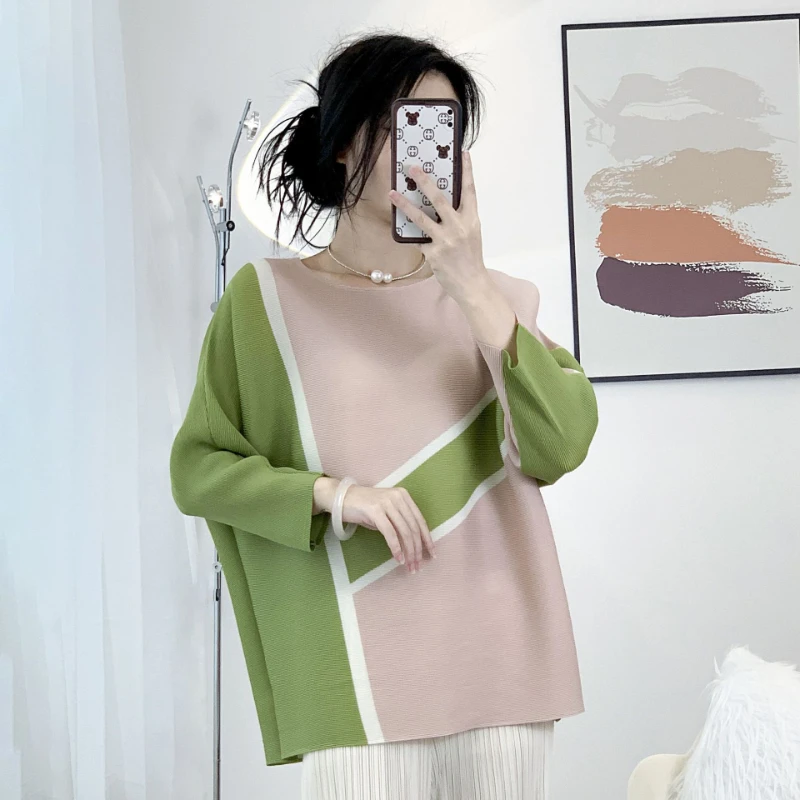 

2023 Spring Miyake Pleated Fashion Color Blocking Loose Round Neck Women's Tops Fashion Temperament Thin Long-sleeved T-shirt