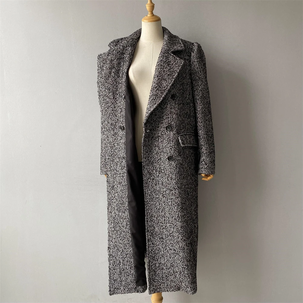 Women's coat with turn-down collar styling