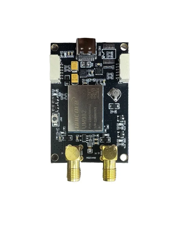 Le module GNSS RTK Unicore Um982 double antenne installé sous un drone, assurant une localisation précise.