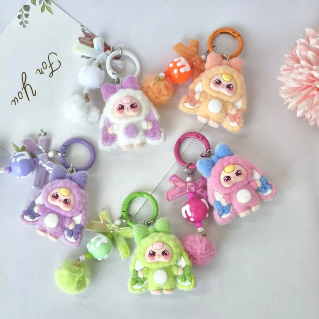 10 piezas Surtido de llaveros de muñecas de dibujos animados flocadas, lindas, de tres piezas, accesorio de joyería DIY,
