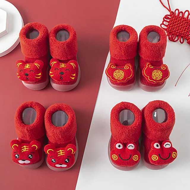 따뜻한 착용감과 다양한 패턴으로 아이의 발걸음을 지키는 신생아 아기 신발 양말