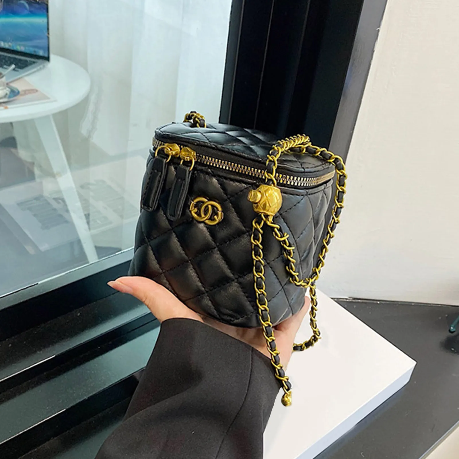 حقيبة كتف صغيرة على شكل دلو للنساء براثن صغيرة كلا...