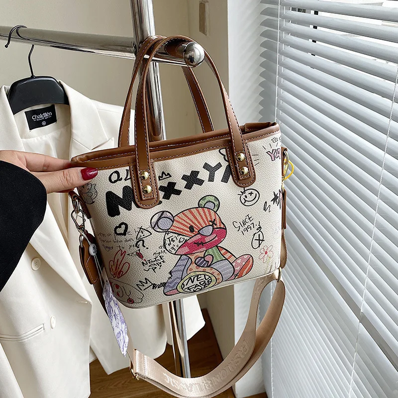 

Designer Brand New Handbag Large Capacity Female Korean Version Graffiti Shoulder Bag Fashion Cartoon Bucket Bag Free Shipping
