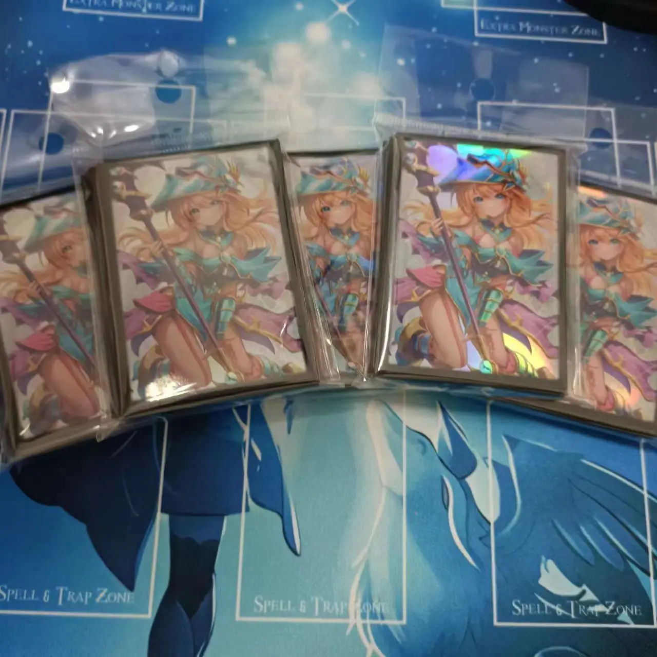 YU-GI-OH! Pochettes pour cartes Magician Girl : : Jeux et Jouets