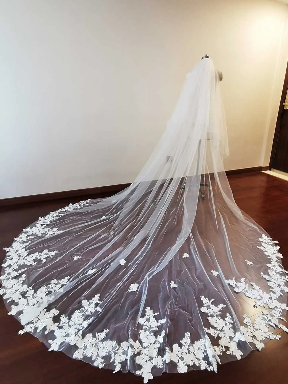 Рисунок 2 - Фата свадебная с кружевной аппликацией