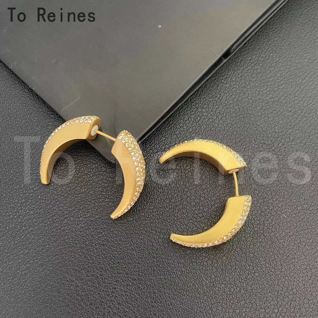 

To Reines French Vintage Irregular Gold plated Cow Horn Ear Studs Women Minority Design High Grade Light Luxury Charm Jewelry