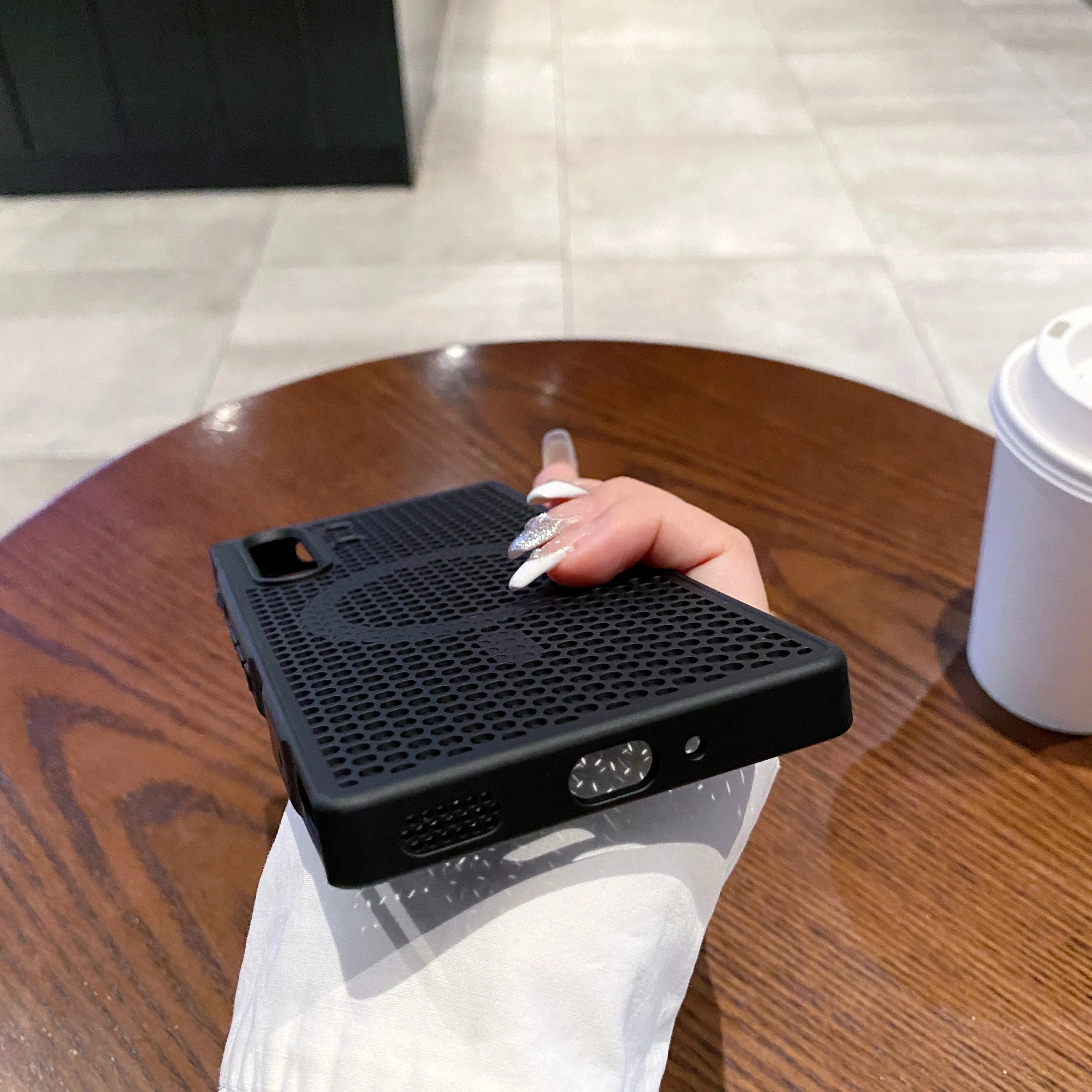 Magnetic Honeycomb Thermal Mesh Anti-drop Case