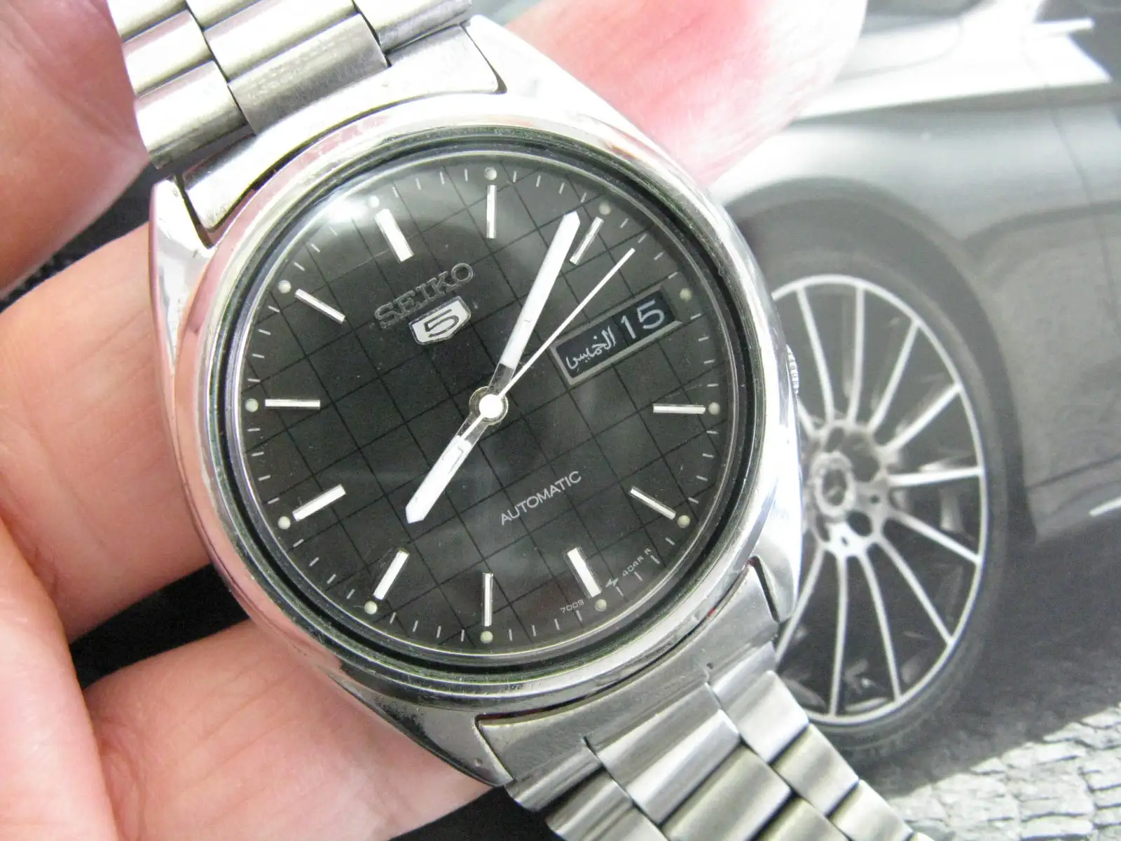 Persiano Seiko No. 5 Black Grid Double Calendar Orologio Da Uomo Automatico 7009 (Arabo + Inglese) Di Seconda Mano