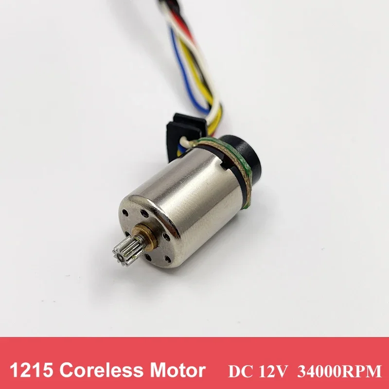 Micro moteur sans noyau 12x15mm tenu entre deux doigts pour échelle.