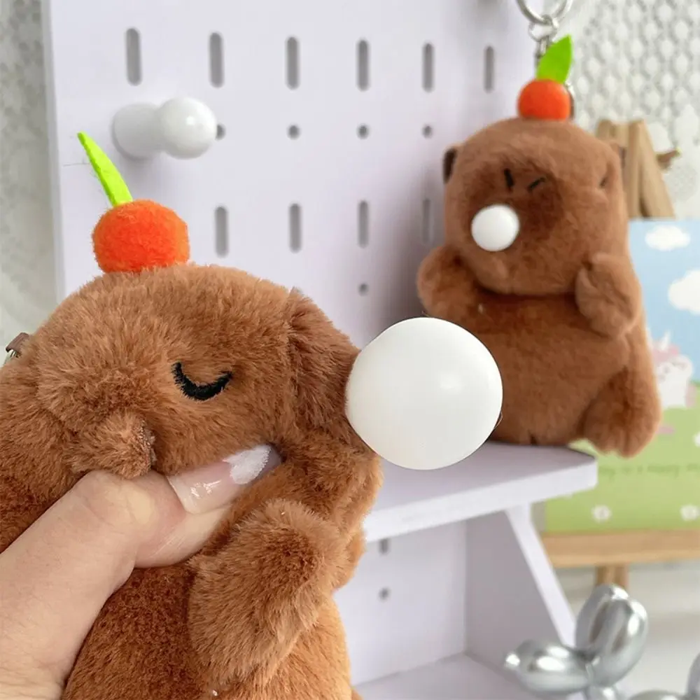 カピバラの形をした色とりどりのぬいぐるみキーホルダー