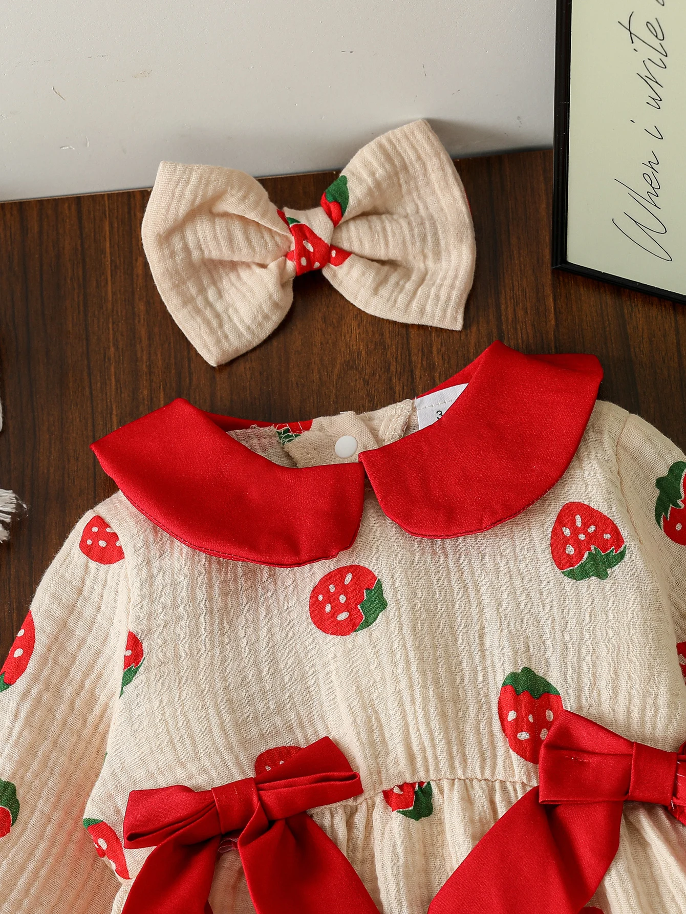 2Pcs 0-18M 사랑스러운 소녀 면화 부드러운 가을 Romper 복장 딸기 인쇄 인형 칼라 긴 소매 Jumpsuit Bow + Headband