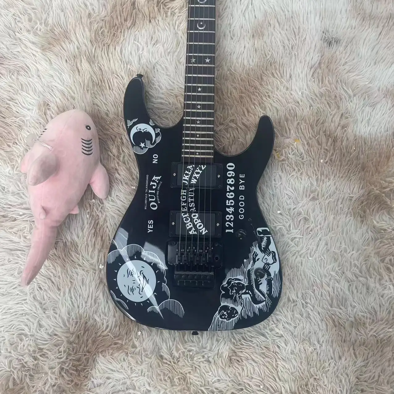 

Moon Goddess KH202 all-in-one electric guitar, black body with white painting, rose wood fingerboard, EMG pickup, tremolo dr