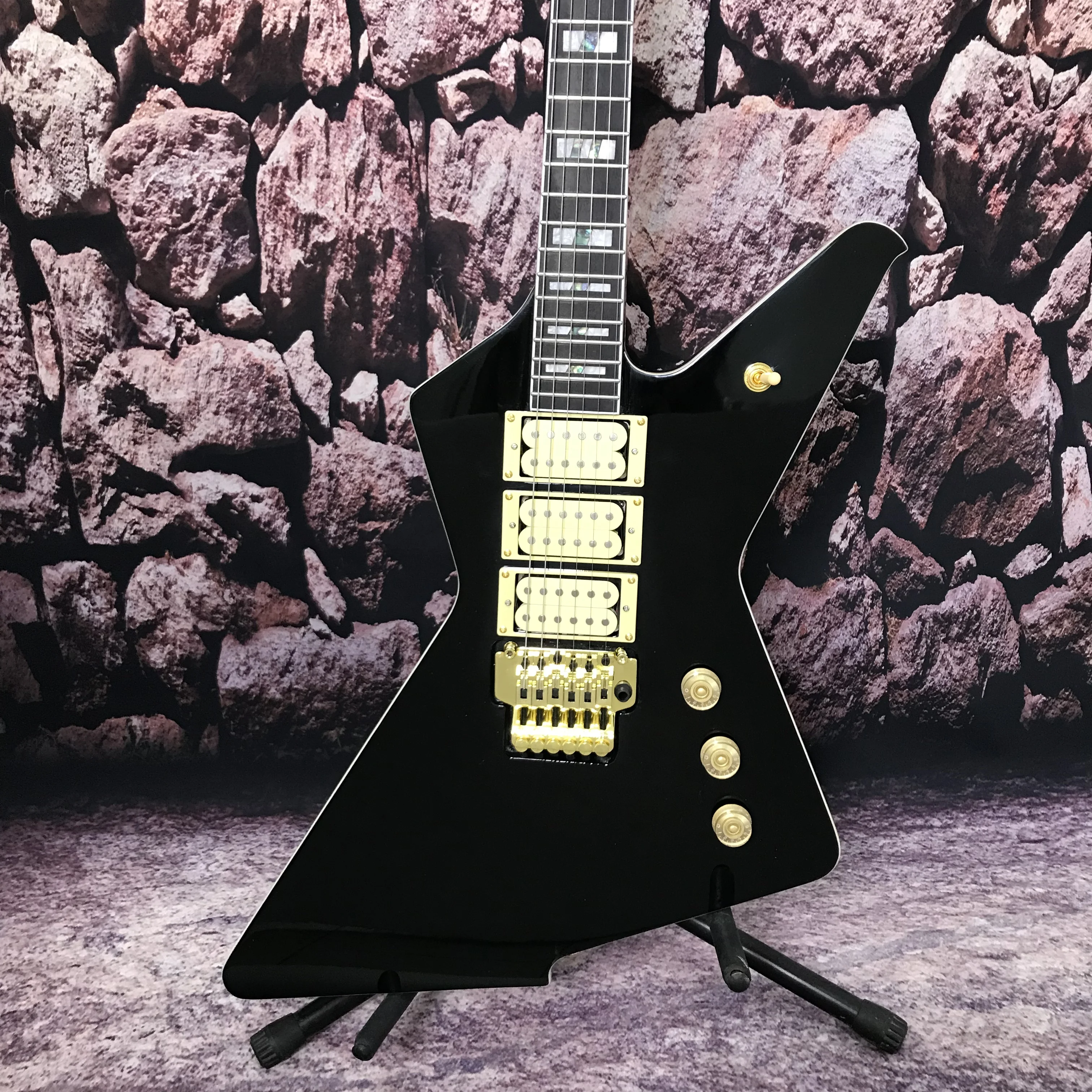 Factory customization electric guitar 3 pickups tremolo system High quality guitar Free delivery