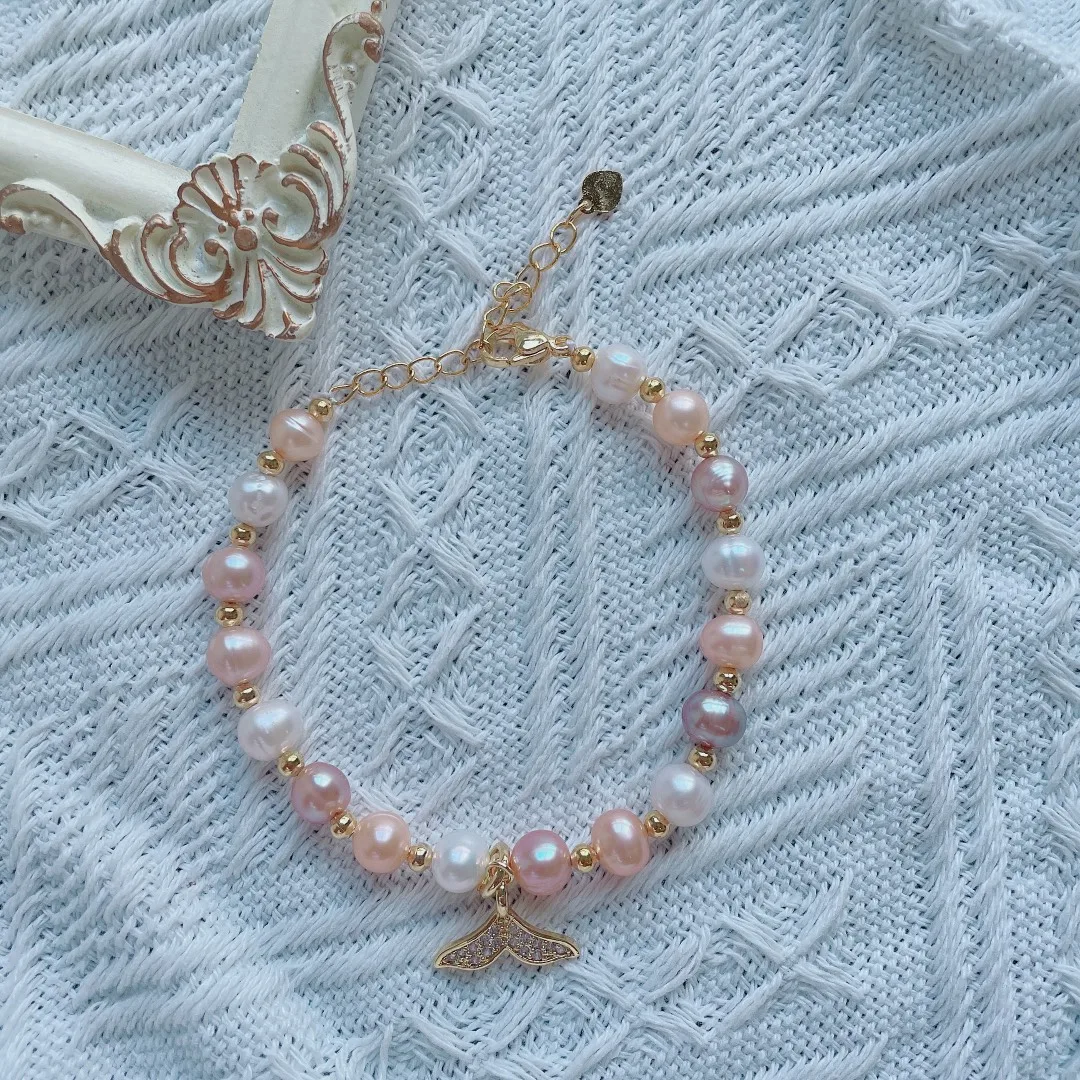 

The combination of three colored pearls and sparkling diamond fish tails creates a delicate and exquisite texture TBB26