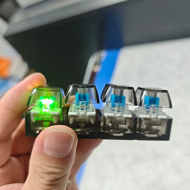 4Keys Mechanical Keyboard Keychain Finger Button Anti Stress Keycap for Office Home Adults Kid Decompression Clicker Gadget Gift