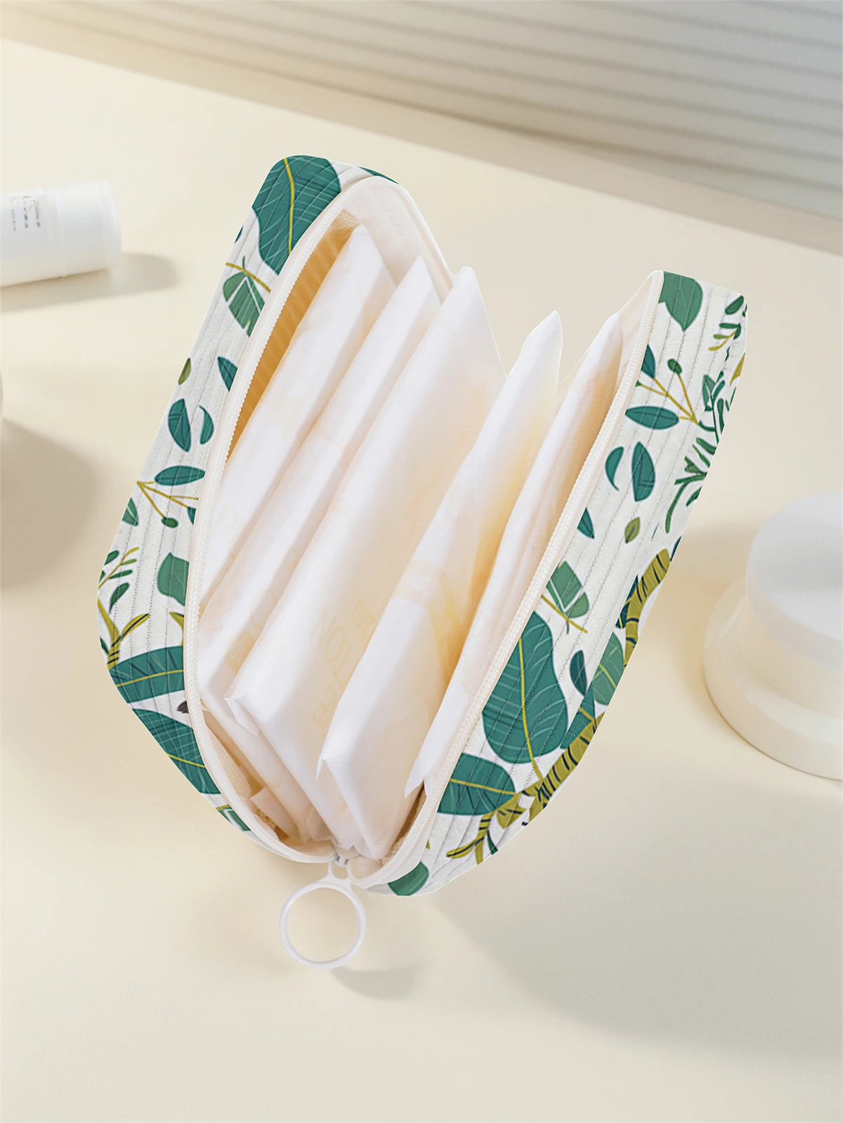 Green leaf pattern printed sanitary napkin storage bag, women's lightweight tissue bag, sanitary tissue bag