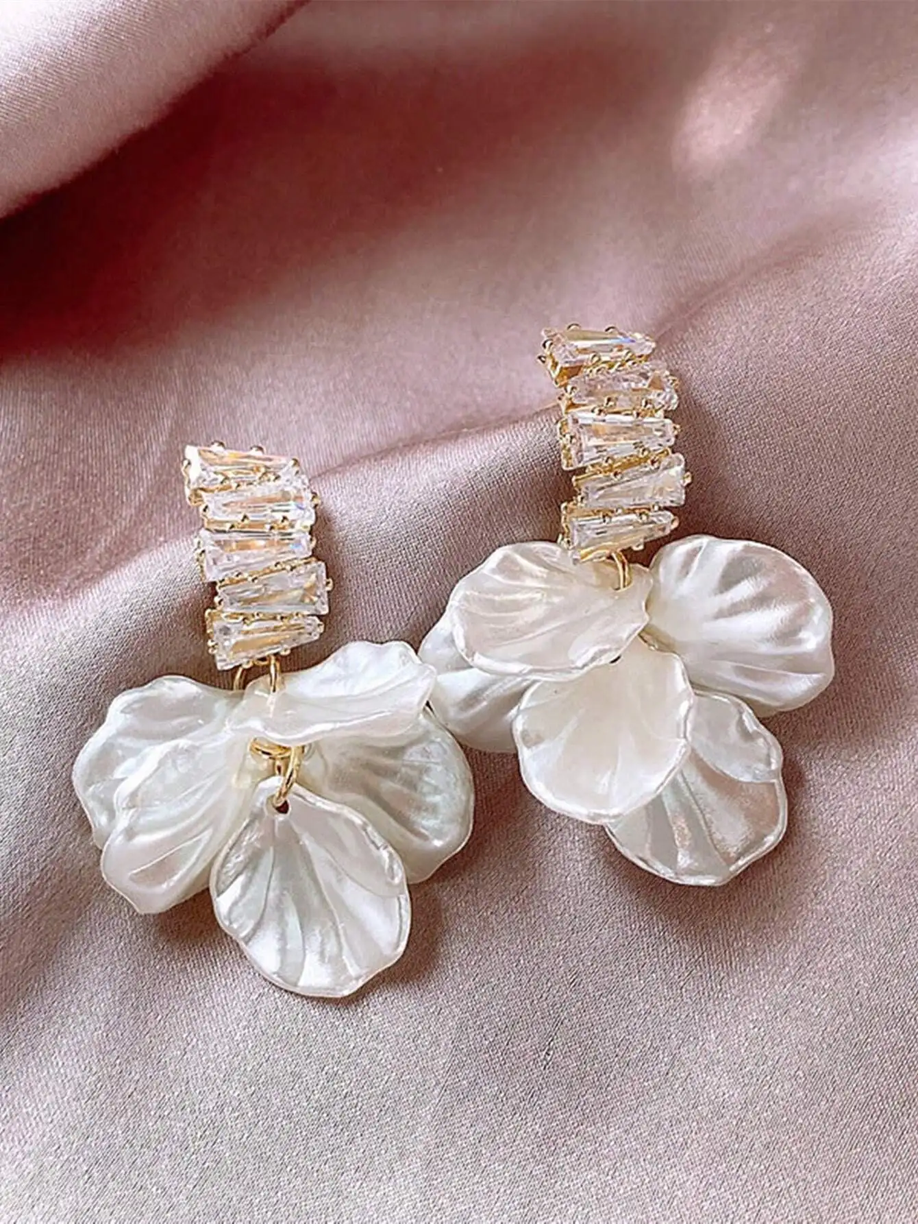 1pair French Style White Petal Shaped Drop Earrings