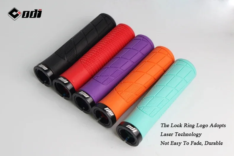 pari ohjaustangon kahvoja esillä tasaisella pinnalla