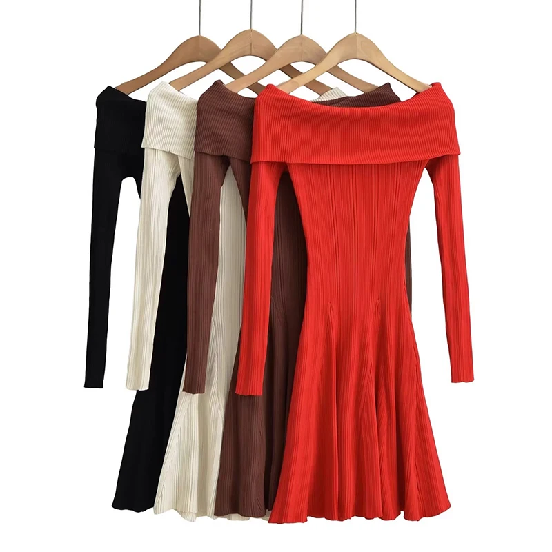 

Женское трикотажное платье с открытыми плечами, длинным рукавом и воротником-лодочкой