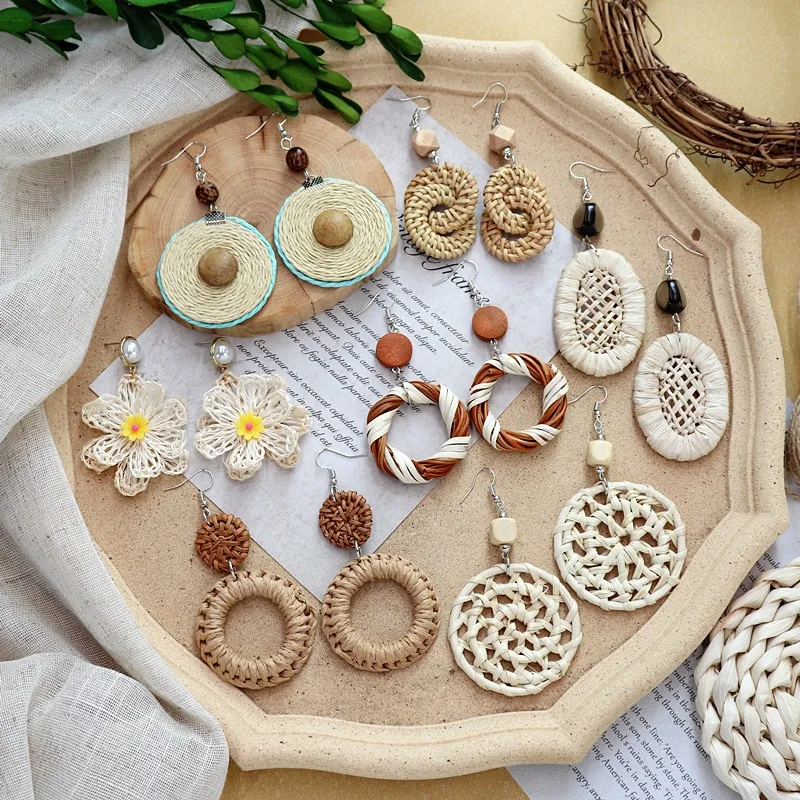 TOEECY Orecchini in Rattan a Cerchio Fatti a Mano Boho Treccia Orecchini da Spiaggia Pendenti in Rattan Moda Leggero Orecchini Geometrici Orecchini da Spiaggia per Donna Ragazze (Multicolore