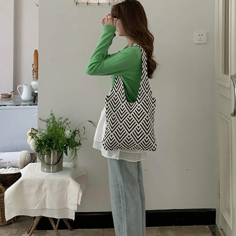 2025 Original Design Contrasting Black and White Simple Striped Woven Bag Commuting Casual Large Capacity Bag Versatile Tote Bag