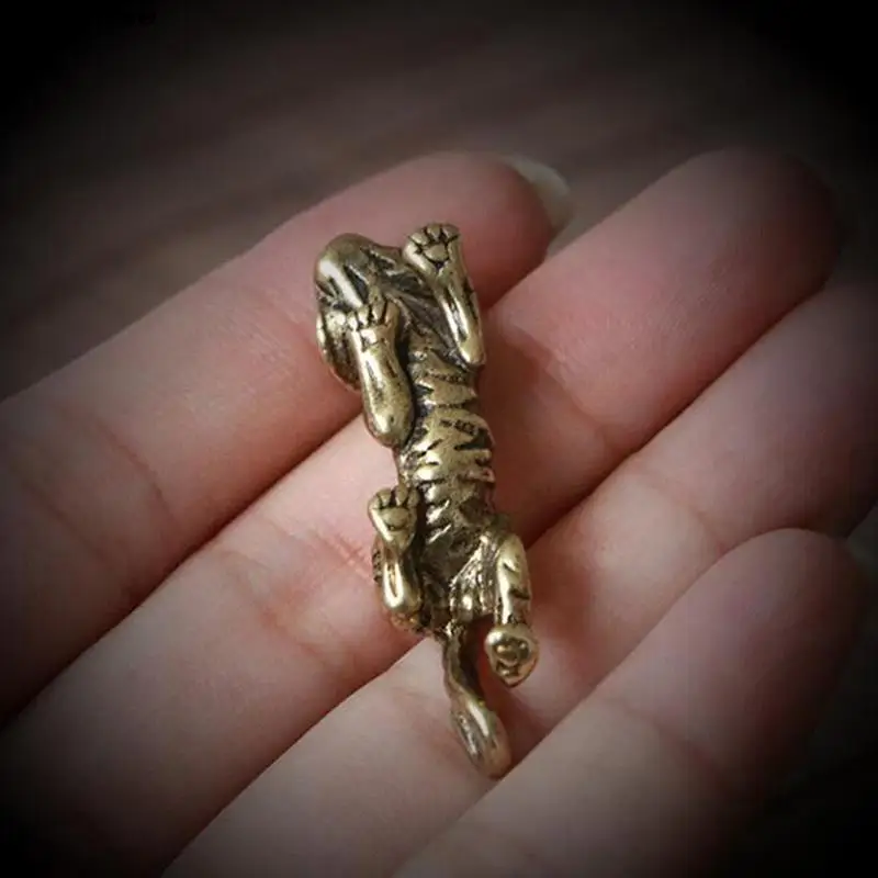 1pc Copper Tiger Small Ornaments Retro Brass Chinese Zodiac Animal Tiger Statue Figurines Keychains Pendants Antique Home Decor