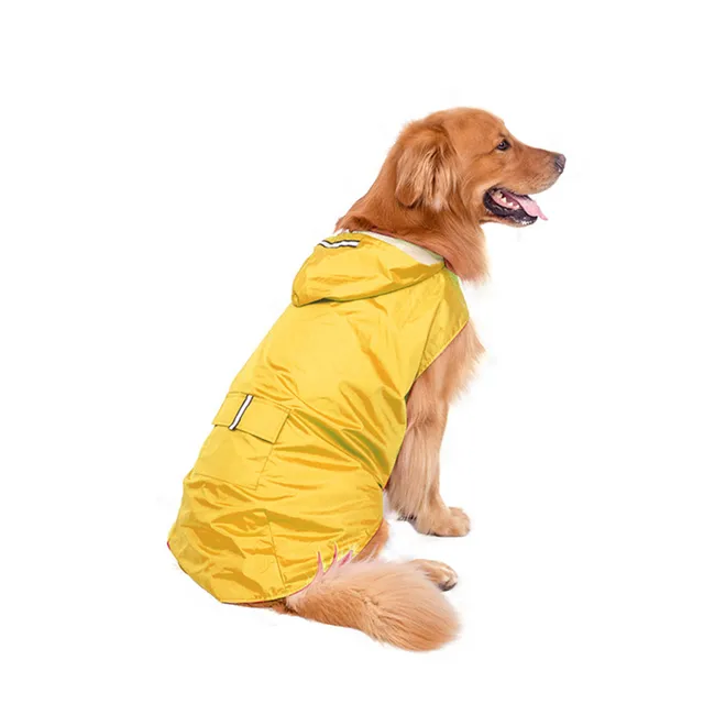 Chubasquero con capucha y anillo de correa para perro