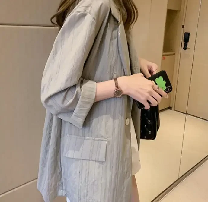 

Fashionable mid length women suit