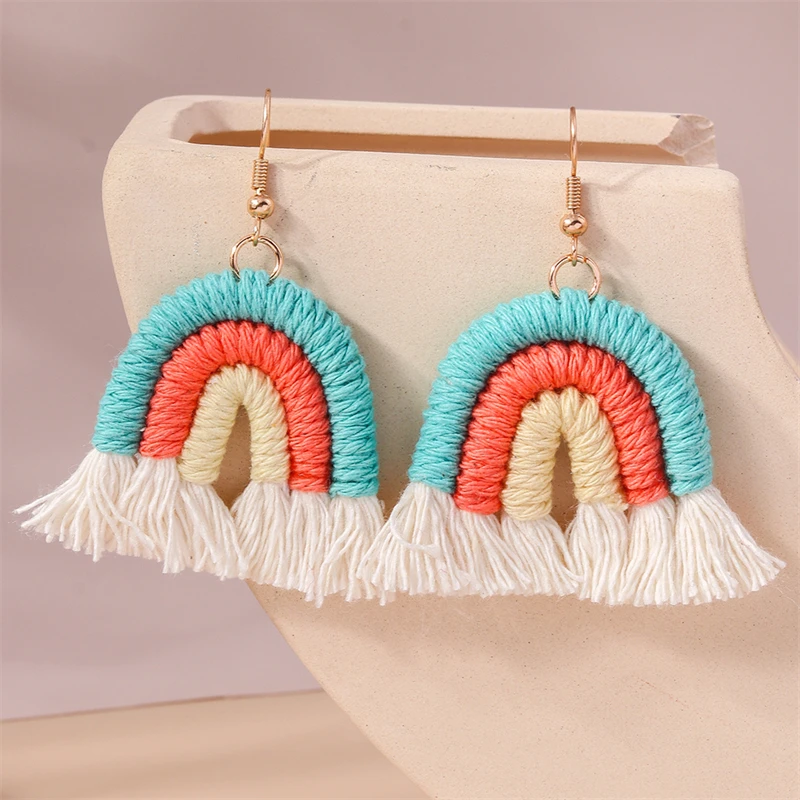 Modische Regenbogen-Tropfenohrringe für Frauen, handgefertigte gestrickte Regenbogen-Hängeohrringe, Mädchen-Party-Festival-Schmuckgeschenke