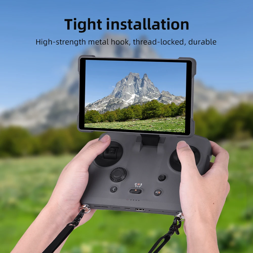 Dragonne rouge pour télécommande de drone, enroulée sur une table avec la télécommande à côté.