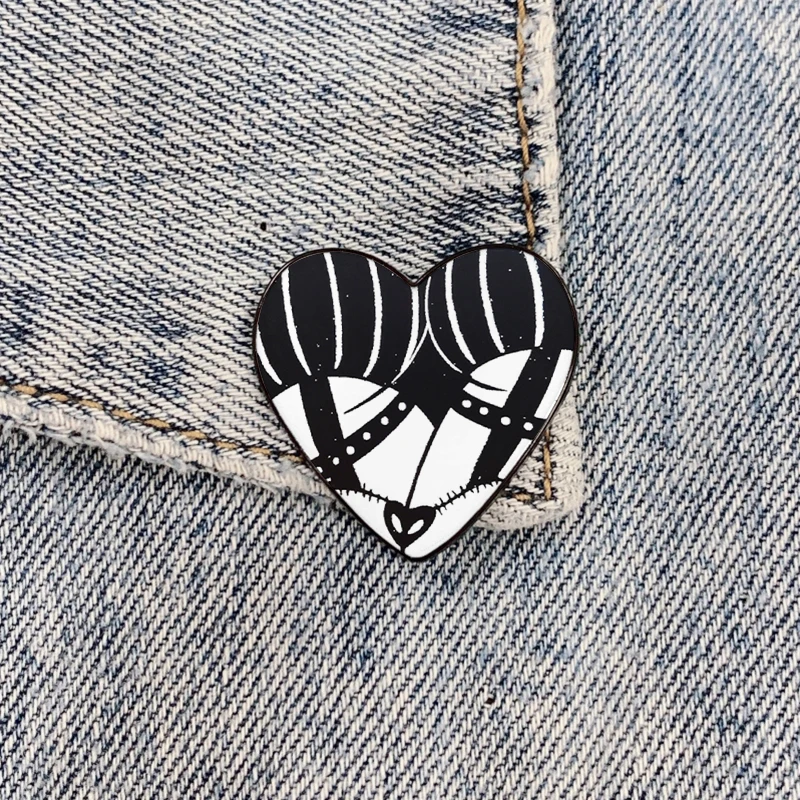 Nuova Moda A Forma Di Cuore Sexy Fashthe Nightmare Before Christmas Booty Butt Heart Metal Pin Vintage Shirt Badge Pins For Girls
