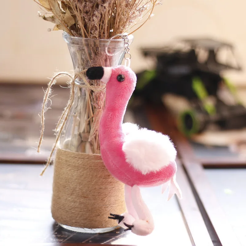 ピンクのフラミンゴ型のぬいぐるみ,炎の形をした小さな