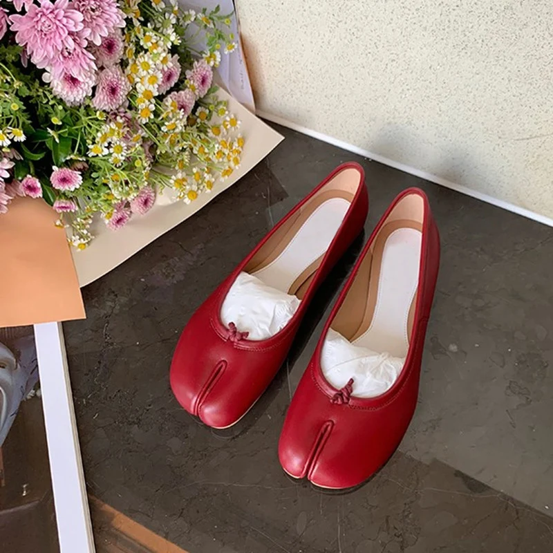 

New Tabi Shoes Women Split Toe Ninja Pumps Woman Fashion Mary Janes Flat Shoes Women chaussure femme Party zapatos de mujer