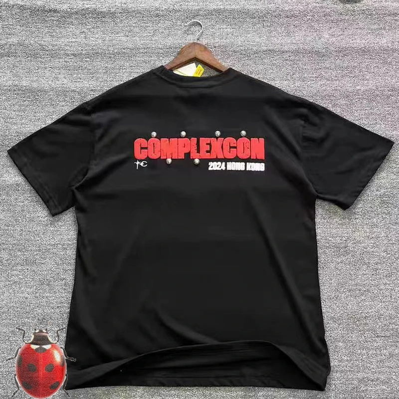 

Embroidery Rivet Red Puff Letters Print Thug Club T Shirt Men Women Chest Metal Logo Casual High Quality Short Sleeve T-shirt