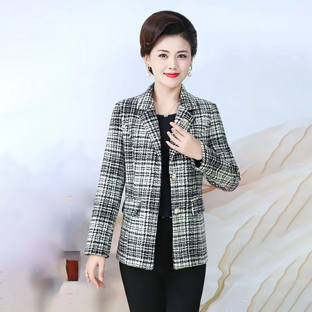 Рисунок 3 - Модное короткое пальто в клетку для мам