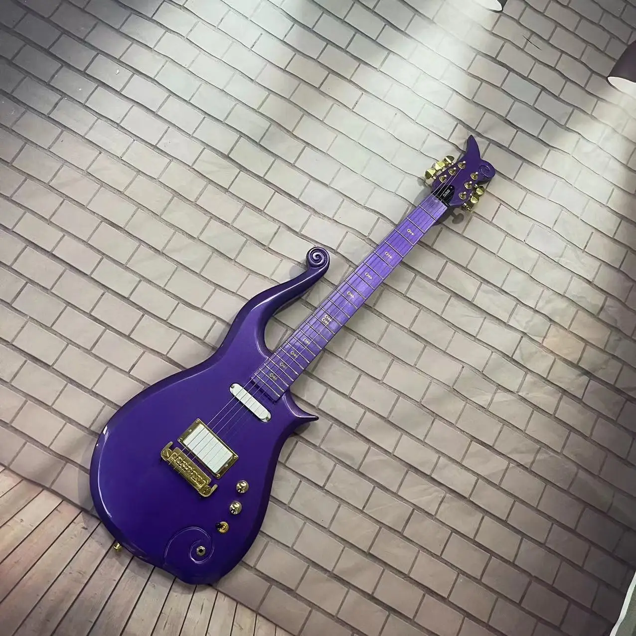 

Электрическая гитара Wangziyun, 6-струнная встроенная электрическая гитара с металлическим фиолетовым корпусом, с высоким блеском, фингерборд из розового дерева, mapl