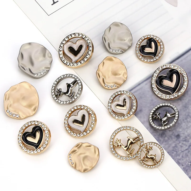 

Manufacturers spot metal drip oil point drill heart-shaped round fawn hollow with foot button alloy irregular hand-sewn buckle