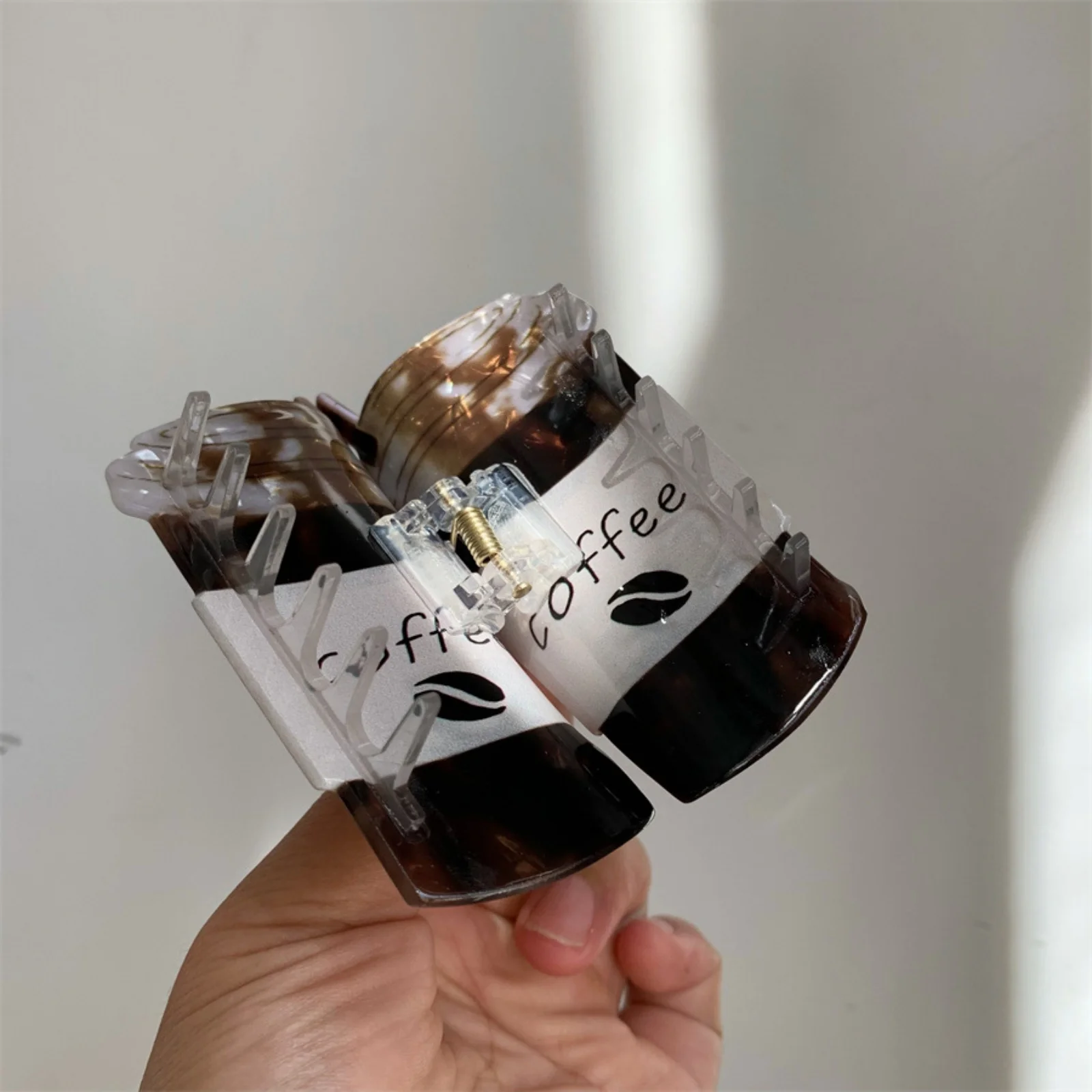 Kreative Haarspange in Kaffeetassenform für Damen, niedliches Acryl-Haaraccessoire, stilvoll für die tägliche Frisur, bezaubernde Dekoration für Kaffee. – Detail 3