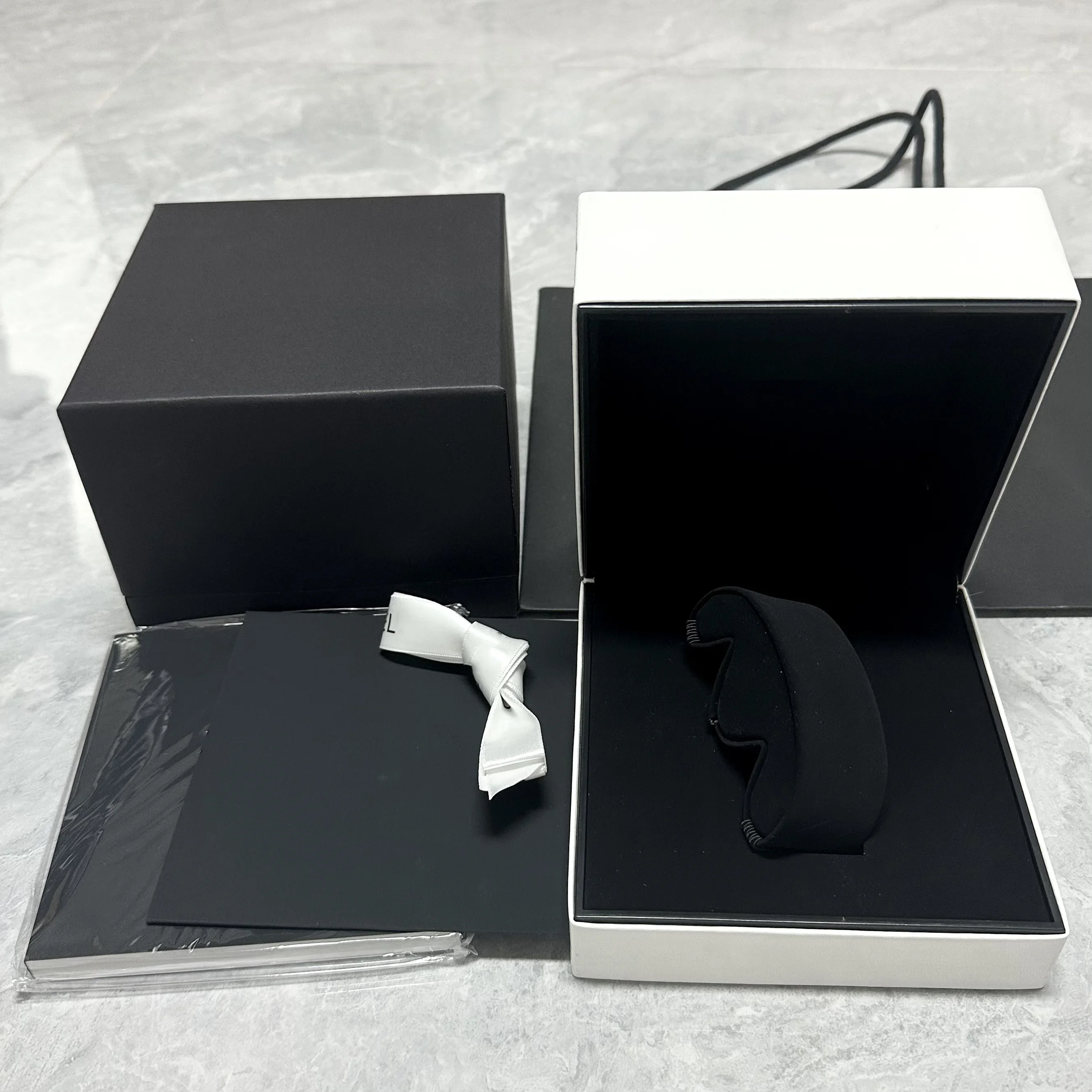 

Factory Supplier Wholesale Luxury Original Cl Watch Boxes Black Velvet With Booklet And Card Custom AAA Watch Gift Case