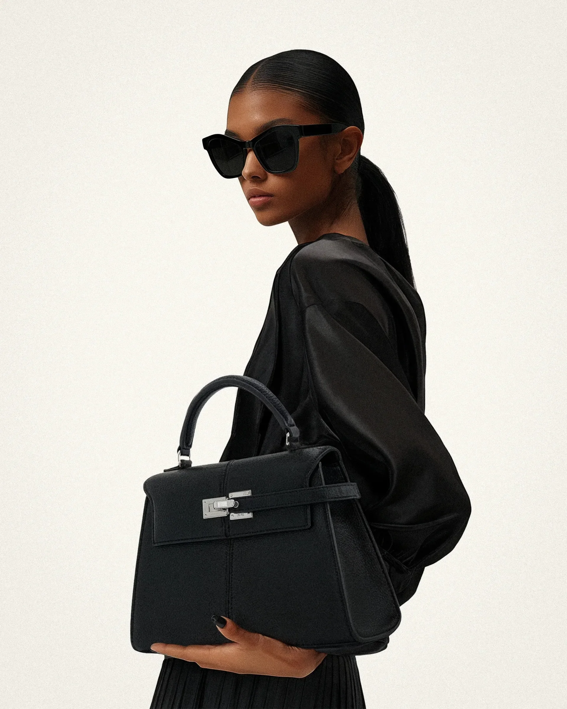 حقيبة JW PEI شبه منحرفة، وهي حقيبة كتف نسائية أنيق...