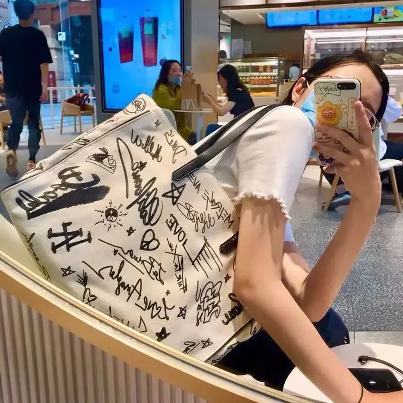 

Японская Холщовая Сумка-тоут с граффити, персонализированная вместительная сумочка-тоут с контрастными надписями на одно плечо, Женский саквояж с косыми лямками