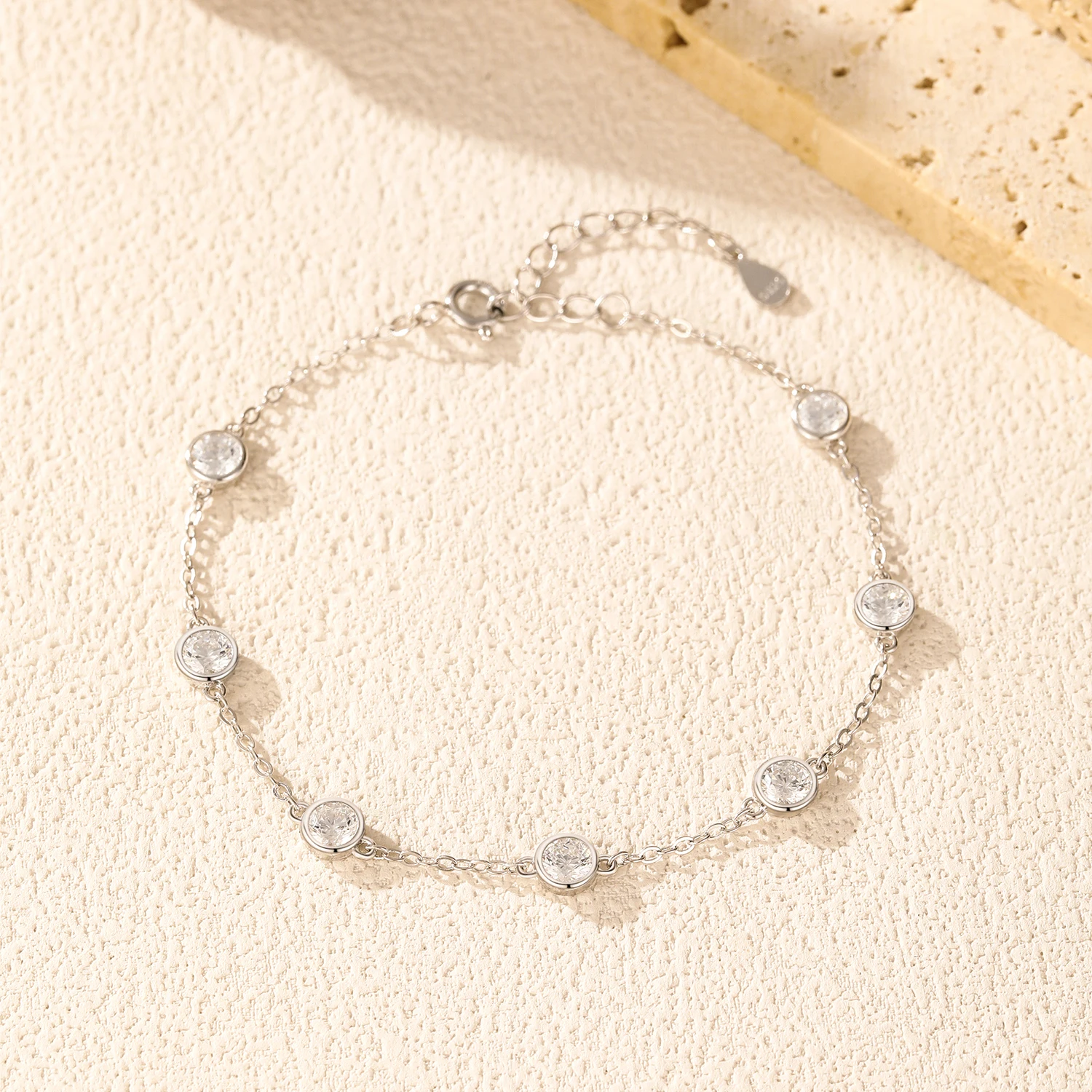 MODIAN 베젤 라운드 스파클링 클리어 큐빅 지르코니아 Stackable Charm 패션 팔찌 여성용 파인 쥬얼리