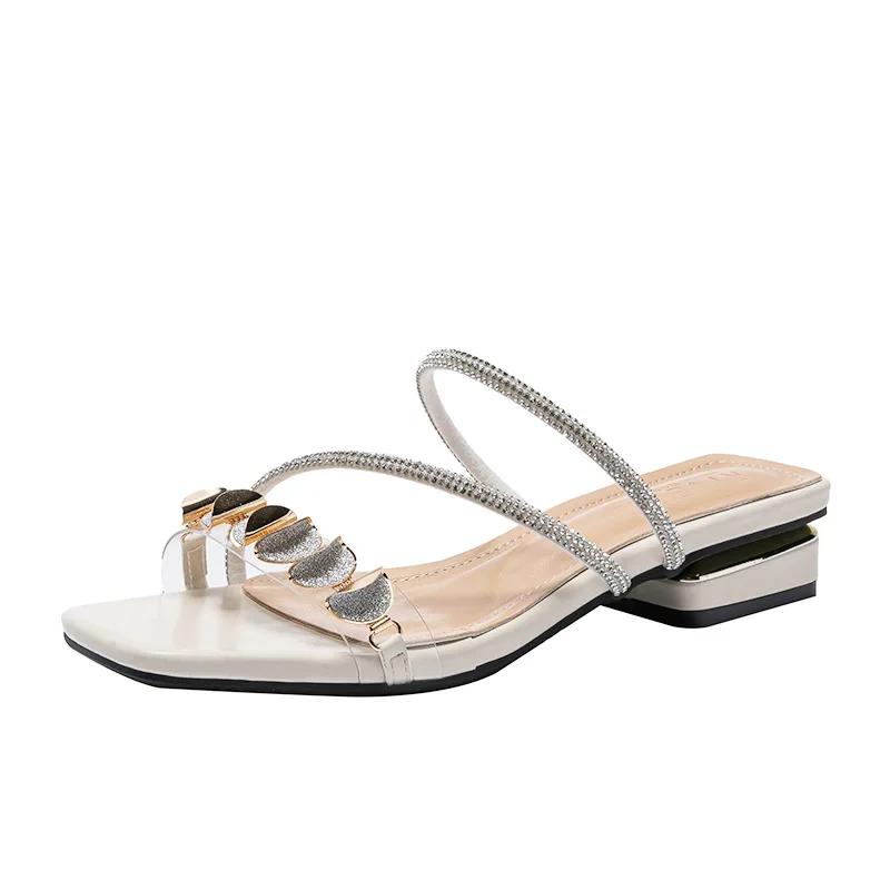 

Летние новые женские шлепанцы, уличные сандалии, повседневная обувь на плоской подошве, стильная металлическая дизайнерская офисная одежда в Корейском стиле, большой размер 43