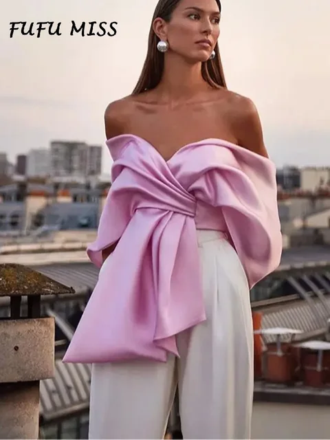 Deslumbre com Elegância: Top Decote V Sem Costas com Babados e Laço de Cetim Deslumbre com Elegância: Top Decote V Sem Costas com Babados e Laço de Cetim