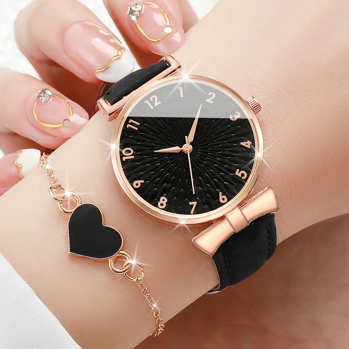 4pcs/set Fashion Women Leather Strap Quartz Watch with Heart-shaped Bracelet White Black Set