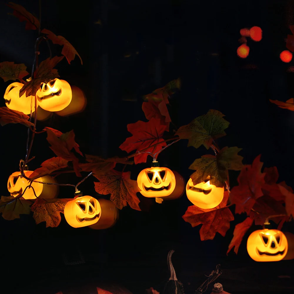 Рождественская гирлянда из кленовых листьев и тыквы