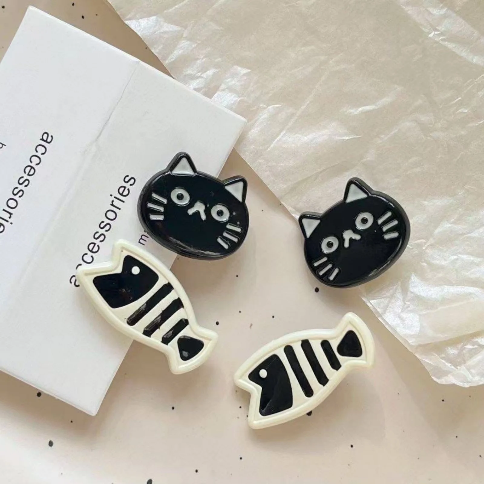 2PCS Cute Black Cat & Fish Hair Clips, Cartoon-Style Duckbill Clamps, Sweet Hair Accessories for Girls, Perfect for Bangs&Daily
