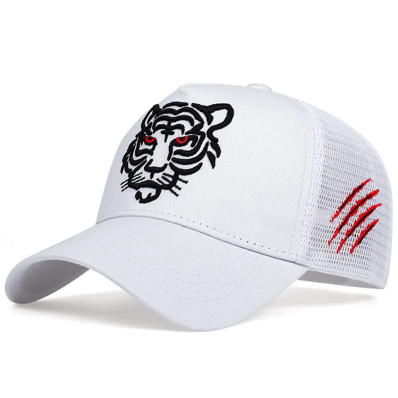 Casquette blanche, avec une tête de tigre noire brodée sur l'avant et des griffures rouges brodées sur le côté. Pleine de devant et ajourée de derrière. De trois-quarts sur fond blanc.